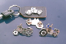 Zum vergrern klicken  CX500 Anstecknadel + CX-Schlsselanhnger