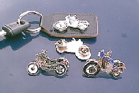 Zum vergrern klicken  CX500 Anstecknadel + CX-Schlsselanhnger