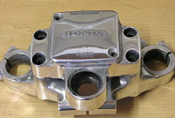 Zum vergr��ern klicken   CX500- polierte Gabelbr�ck